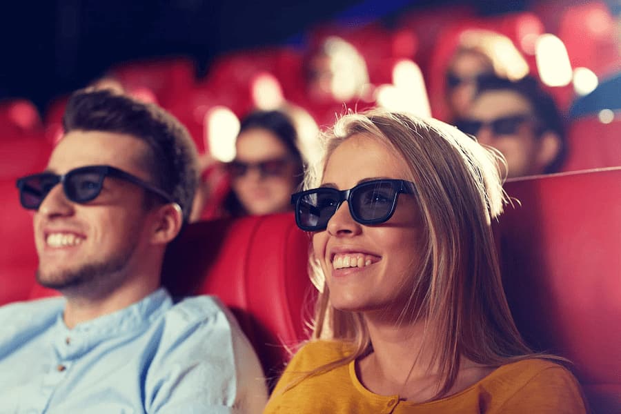2 osoby z okularami 3D w kinie