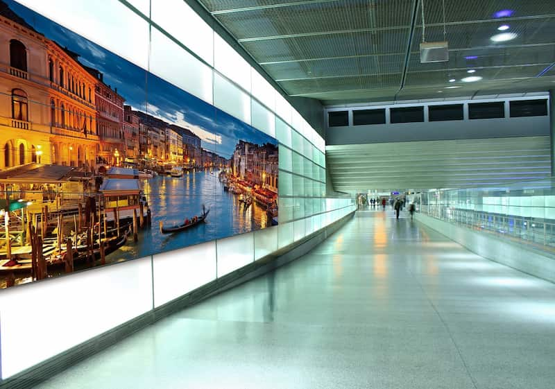 Wyświetlacz digital signage Panasonic TH 55LFV70 w dużej hali