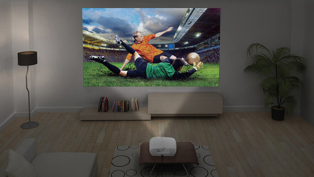 Kino domowe z projektorami wyświetlające mecz piłkarski
